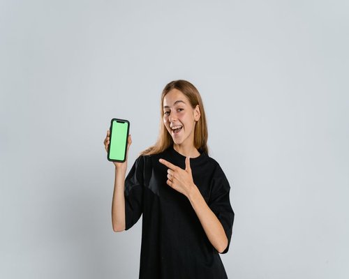 Smartphone presenting a fictional beginner-friendly gaming demonstration