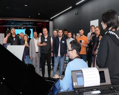 Beginners observing a complex technology demonstration